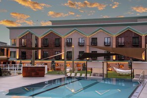 Una piscina techada, una piscina al aire libre de temporada