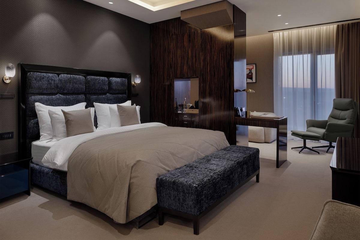 Grand Studio Suite | Minibar, in-room safe, desk, blackout drapes