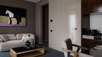 Diplomat Corner Suite | Area soggiorno | Smart TV 100 cm con canali digitali