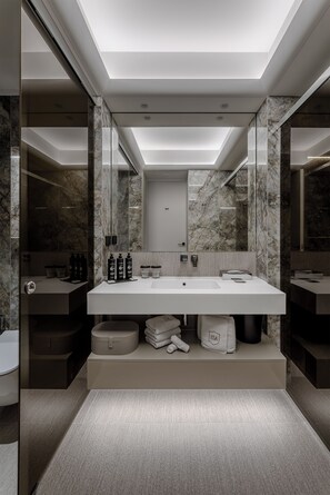 Deluxe Double Room | Bathroom | Shower, free toiletries, hair dryer, slippers