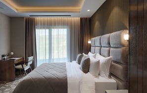 Habitación doble superior, no fumadores | Minibar, caja fuerte, escritorio y cortinas opacas