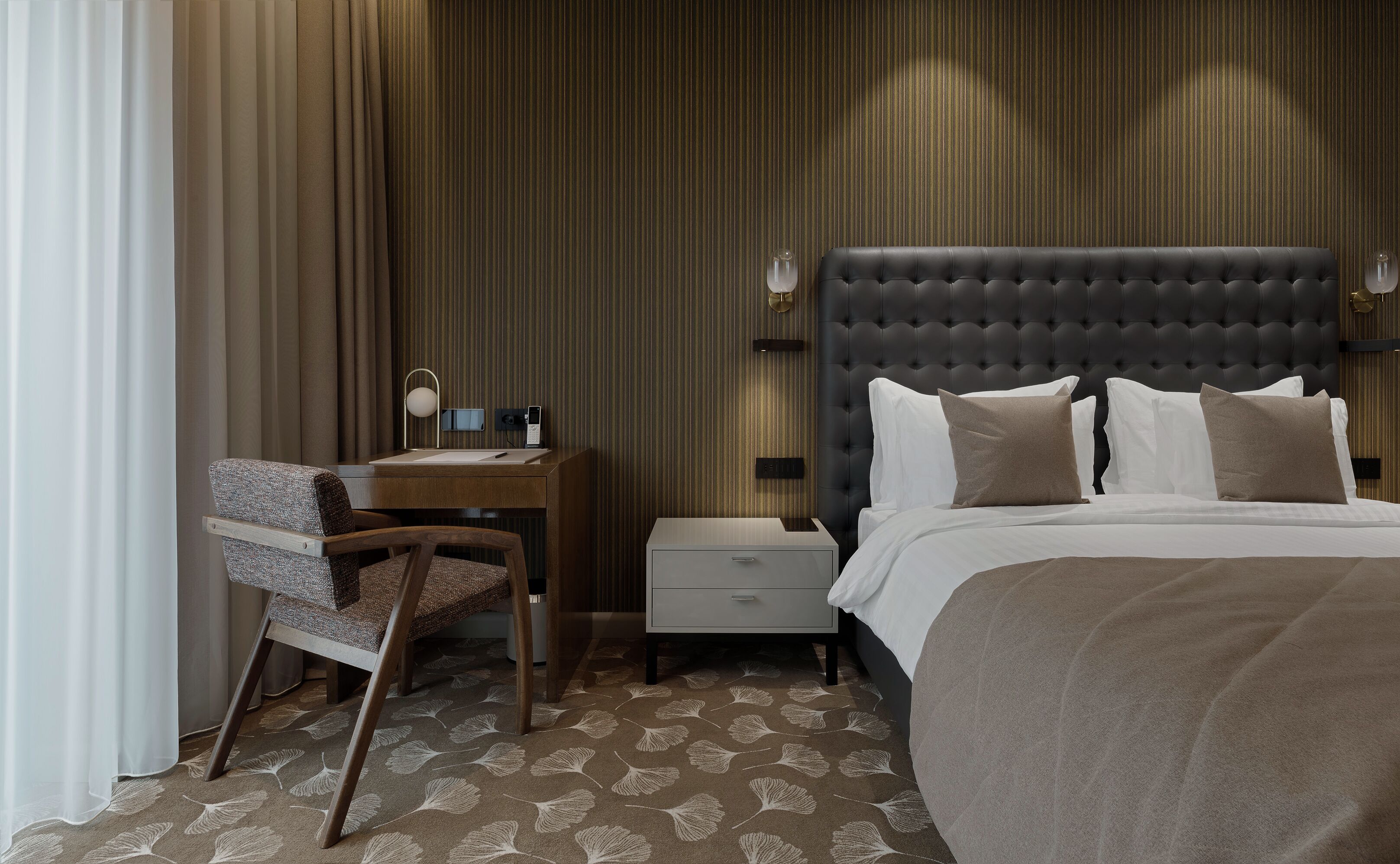 Habitación de hotel con cama, escritorio, silla, mesita de noche y pared con líneas verticales.