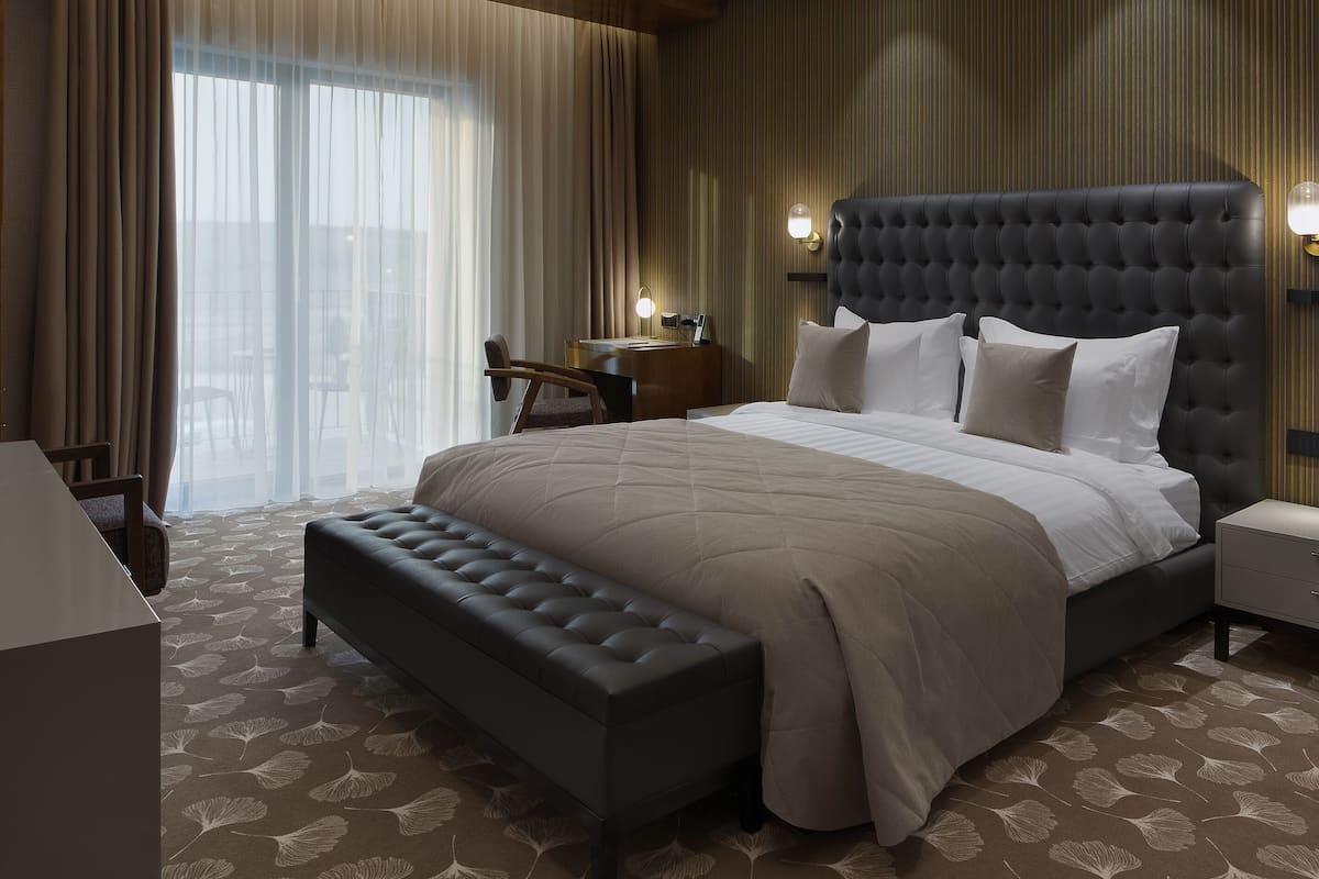 Executive Double Room | Minibar, in-room safe, desk, blackout drapes