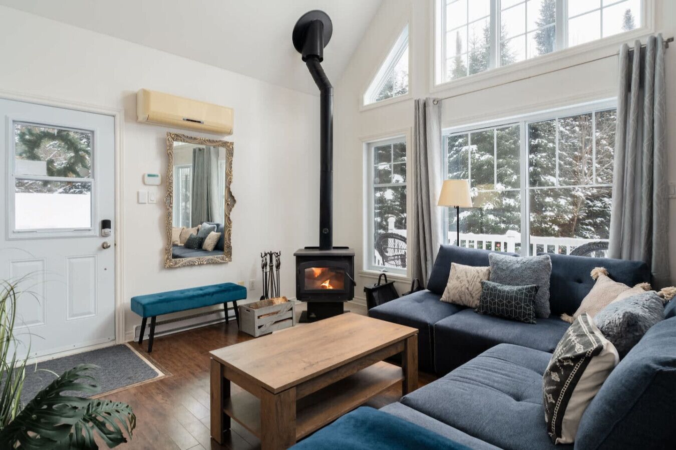 Televisión, chimenea y oficina 