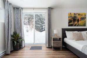 3 bedrooms, desk, travel crib, WiFi