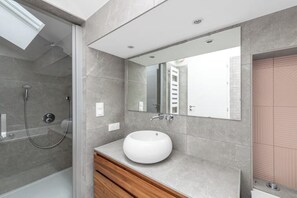 Handtücher, Seife, Toilettenpapier