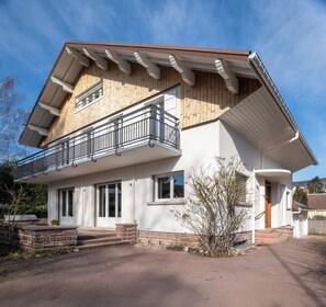 A two-story house with a balcony, a front porch, and a driveway. - Le Blanc Meix - 8 guests - Sauna, near the lake, Gérardmer (Gérardmer)