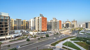 Un quartier urbain moderne caractérisé par des immeubles résidentiels de grande hauteur, de larges avenues et des voies piétonnes.