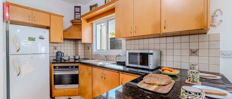 Microondas, horno, tetera/pava eléctrica, tostadora