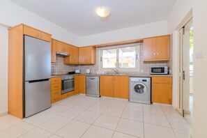 Refrigerador, microondas, horno y lavavajillas 