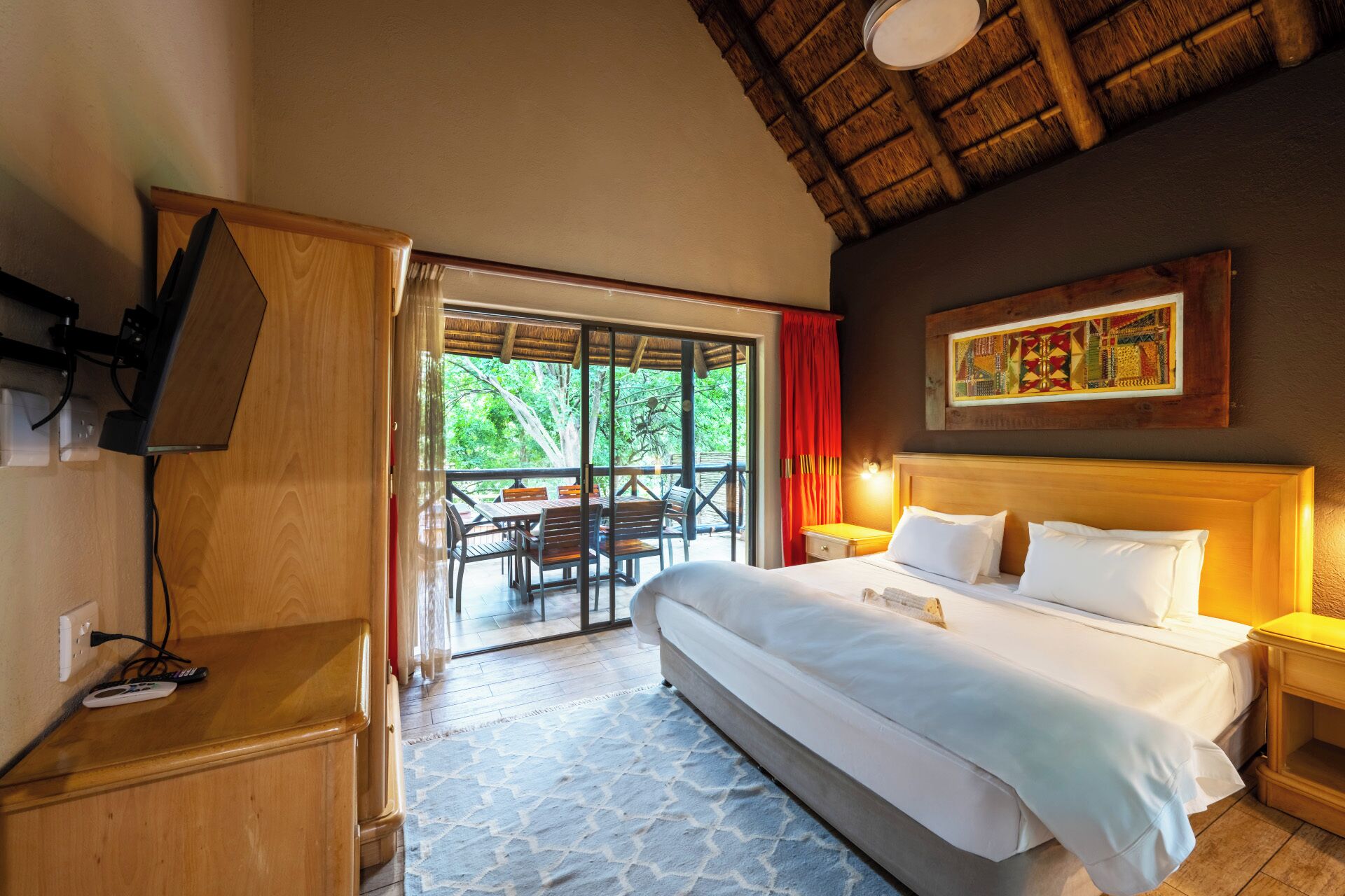 Une chambre d’hôtel avec un lit, un bureau et une vue sur l’extérieur.