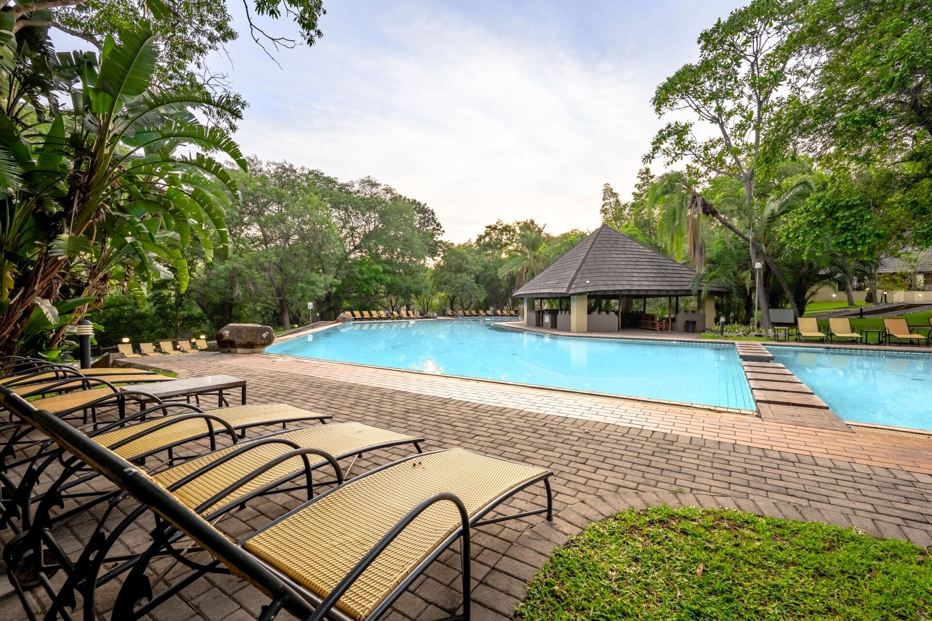 Una piscina al aire libre