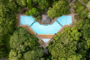 Outdoor pool - First Group Sanbonani Resort (Mbombela)