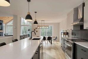 冷蔵庫、電子レンジ、オーブン、コンロ