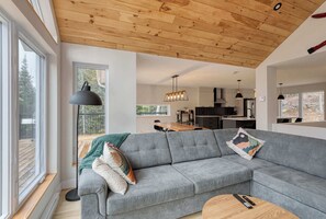 テレビ、書斎 / ワークスペース