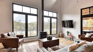 Fernseher, Kamin, Tischfußball, Bücher