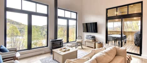 Televisión, chimenea, futbolito y libros