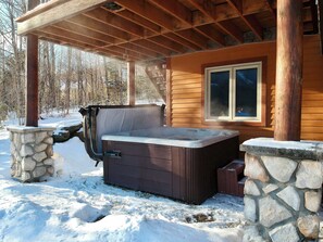 Outdoor spa tub - Ski Chalet - Mountain and Spa - Chalet Heritage (Saint-Philémon)