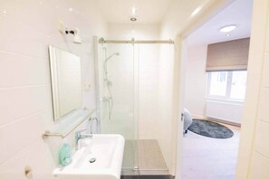 Shower, free toiletries, hair dryer - Royal 65m2 One Bedroom Apartment (VW-140-A) (Eindhoven)