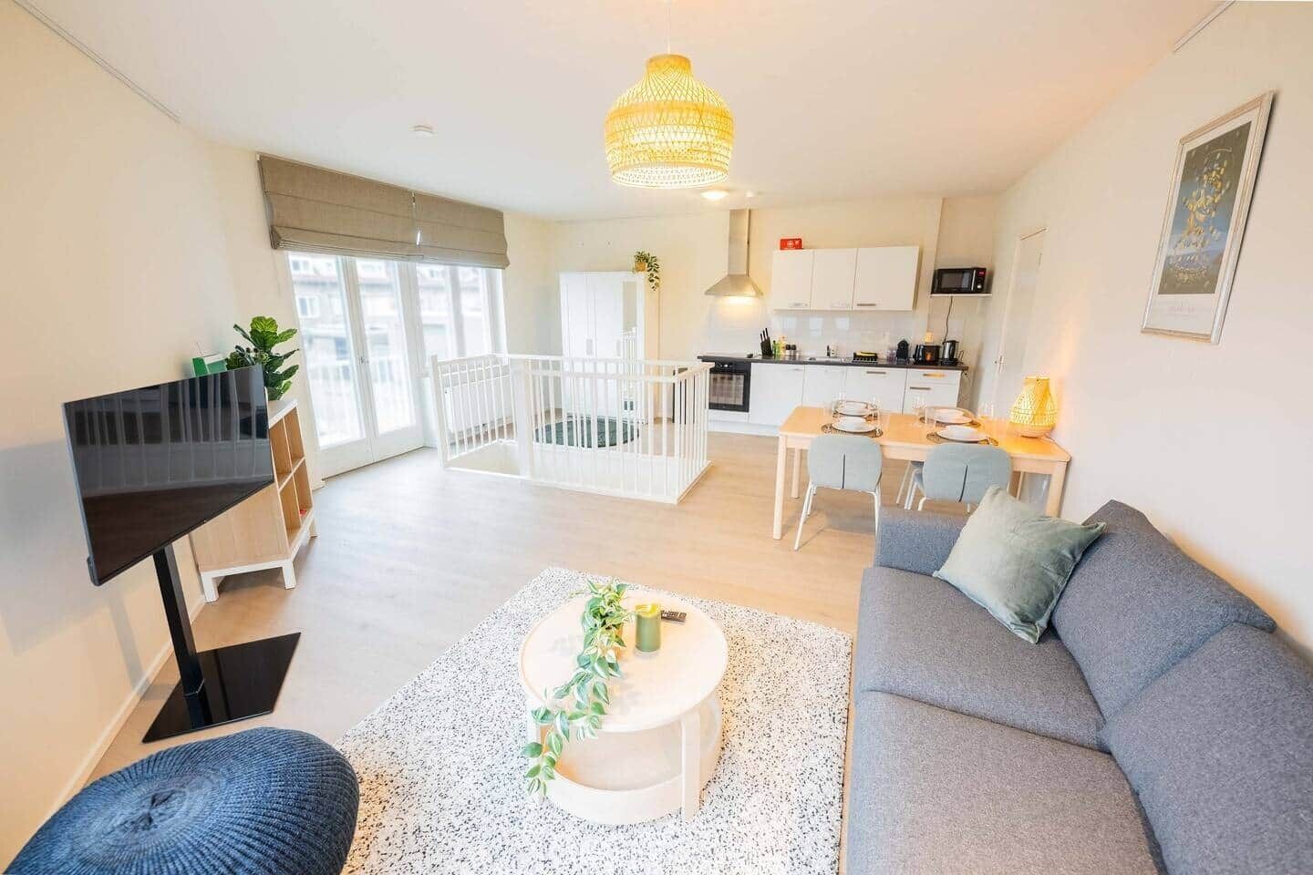 Una televisión, una oficina