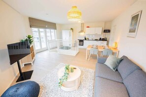 Una televisión, una oficina