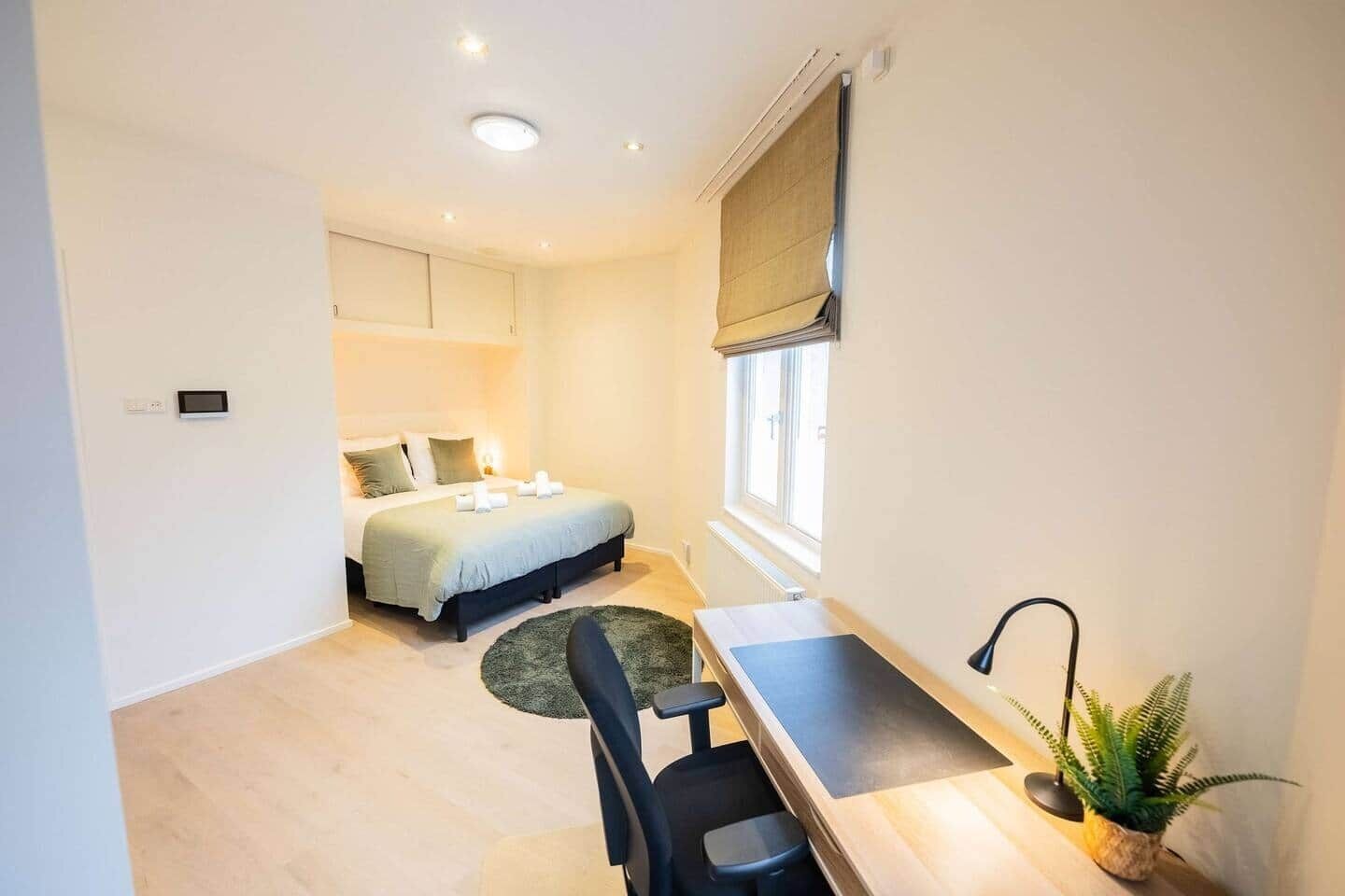1 habitación, escritorio, tabla de planchar con plancha y wifi 