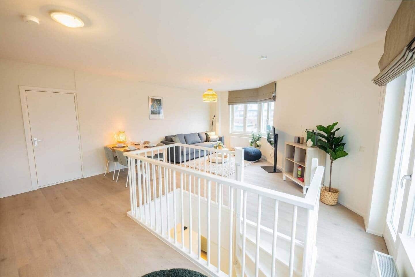 Una televisión, una oficina