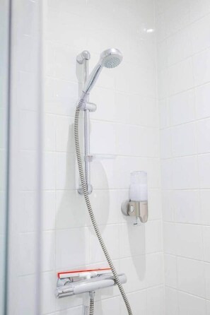 Regadera, amenidades de baño gratuitas, secadora de cabello 