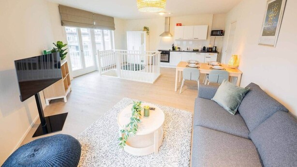 Un apartamento moderno con sala de estar, comedor, cocina y balcón.
