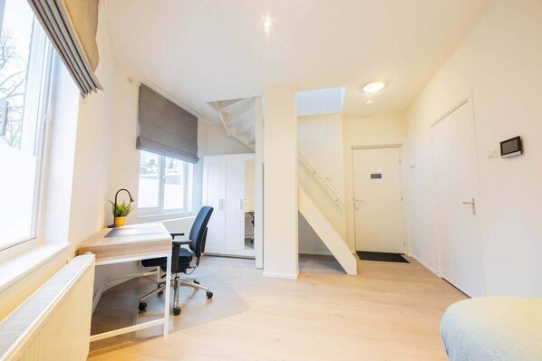 1 habitación, escritorio, tabla de planchar con plancha y wifi 