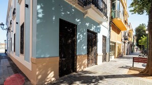 A street with buildings, a tree, and a bench. - VLC Host - Reina  (Valencia)