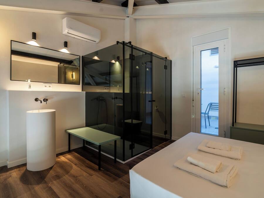 Laptop workspace, iron/ironing board, free WiFi, bed sheets