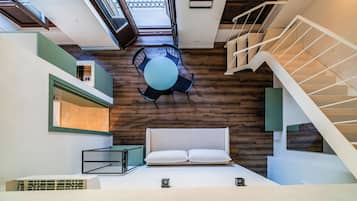 Espacio para trabajar con laptop y tabla de planchar con plancha