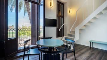 Comfort Studio Suite | Laptop workspace, iron/ironing board, free WiFi, bed sheets