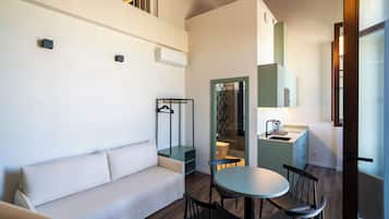 Comfort Studio Suite | Laptop workspace, iron/ironing board, free WiFi, bed sheets