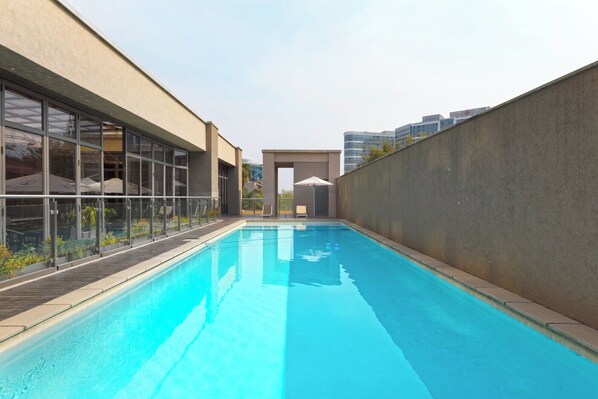 Una piscina al aire libre