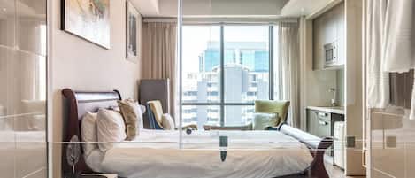 Luxury Studio Suite | Deep soaking bathtub