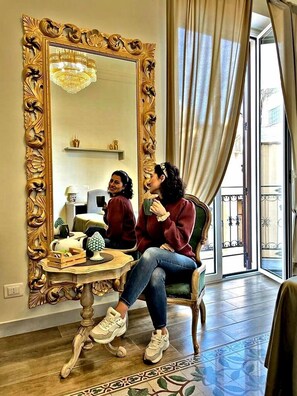 Suite – junior, balkong, byutsikt | Safe på rommet, blendingsgardiner, lydisolert og strykejern/-brett