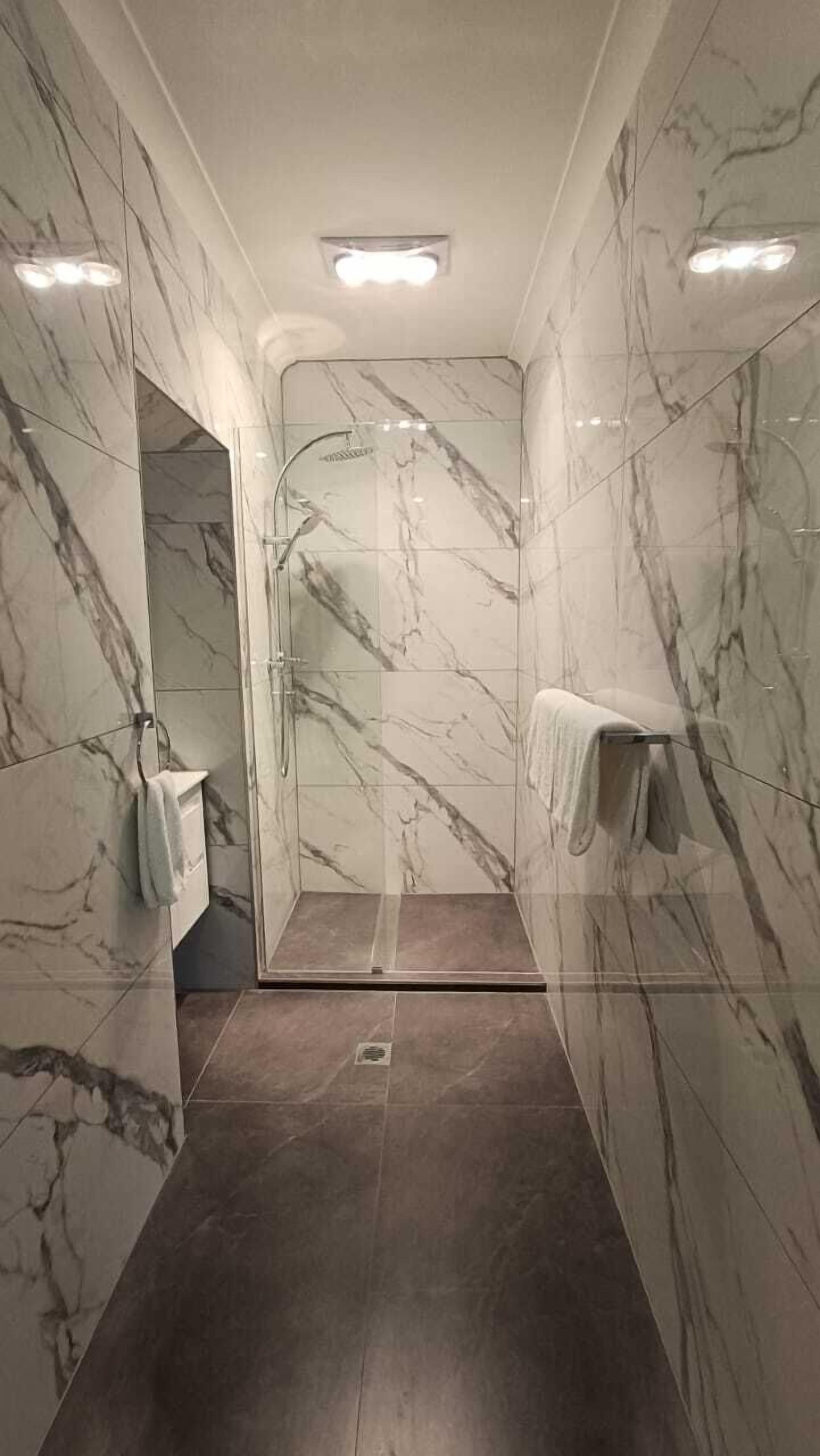 Deluxe Double Room | Bathroom | Shower, free toiletries, towels, soap