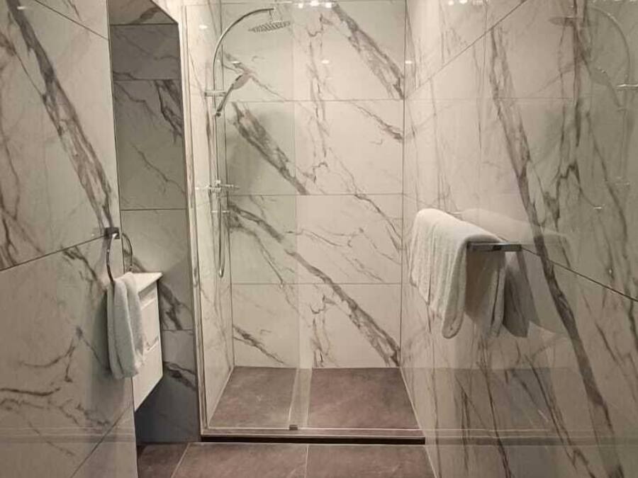 Deluxe Double Room | Bathroom | Shower, free toiletries, towels, soap