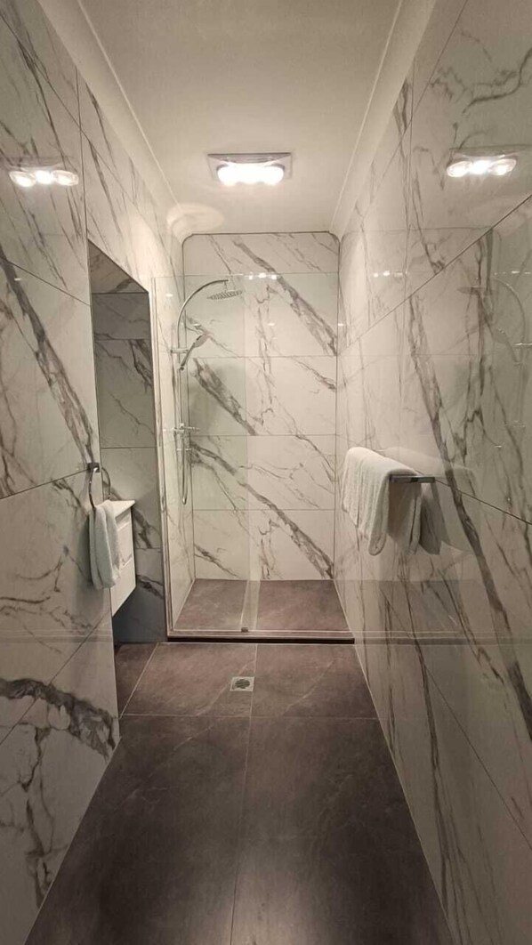 Deluxe Double Room | Bathroom | Shower, free toiletries, towels, soap - COOEE MOTEL (Gilgandra)