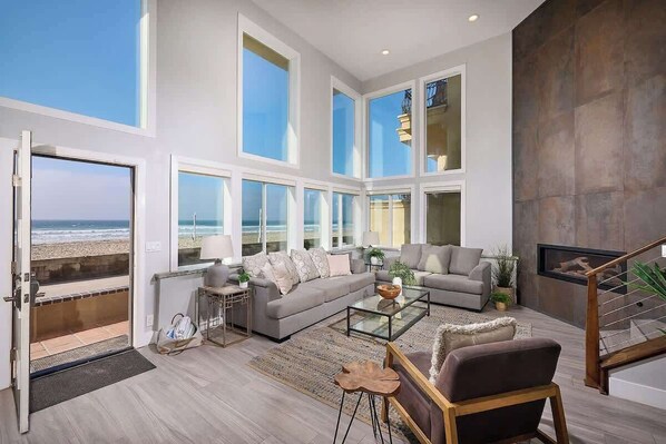 Smart-TV, peis, bøker og kontorer