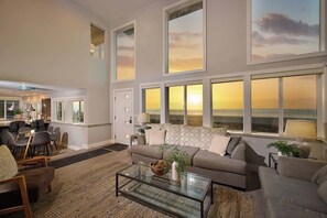 Smart-TV, Kamin, Bücher, Arbeitsbereiche