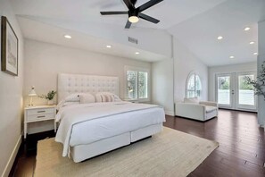 4 slaapkamers, een bureau, een strijkplank/strijkijzer, reisbedje