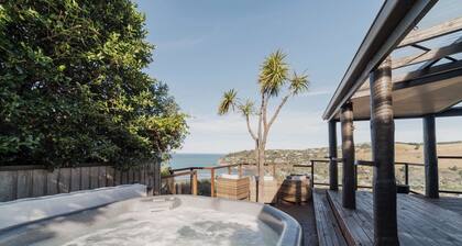 The Ultimate Cecil Wood Stay - Hot Tub, BBQ & Views