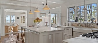 Lakeview Bliss - Beautifully Decorated Home! Close Private Beach!