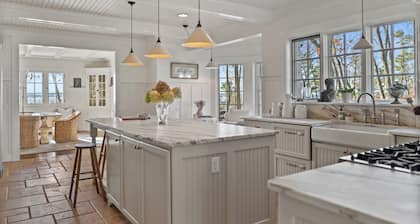 Lakeview Bliss - Beautifully Decorated Home! Close Private Beach!