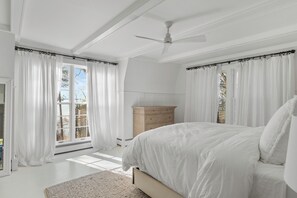 4 bedrooms, desk, WiFi, bed sheets - Lakeview Bliss - Beautifully Decorated Home! Close Private Beach! (Harbor Springs)