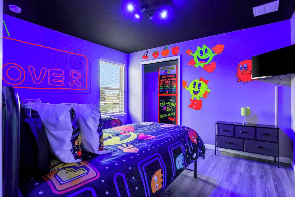 6 bedrooms, iron/ironing board, WiFi, bed sheets