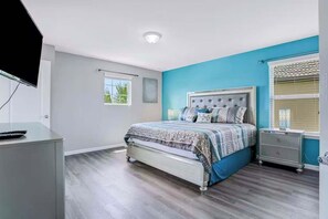 6 bedrooms, iron/ironing board, WiFi, bed sheets - Resort villa near Disney w/ pool & game room (Kissimmee)